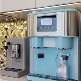 4 bedroom villa with heated pool and sea view in Vinišće, sleeps 8